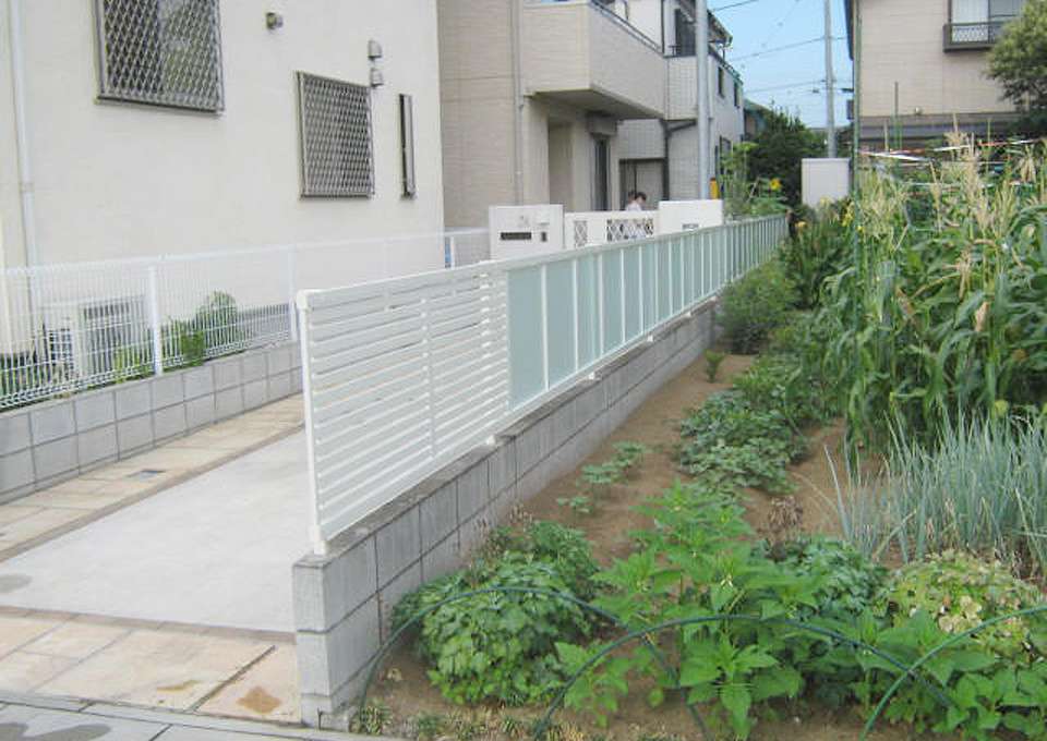 埼玉県 伊奈町 フェンス取り換え工事　スクリーンフェンスで埃対策