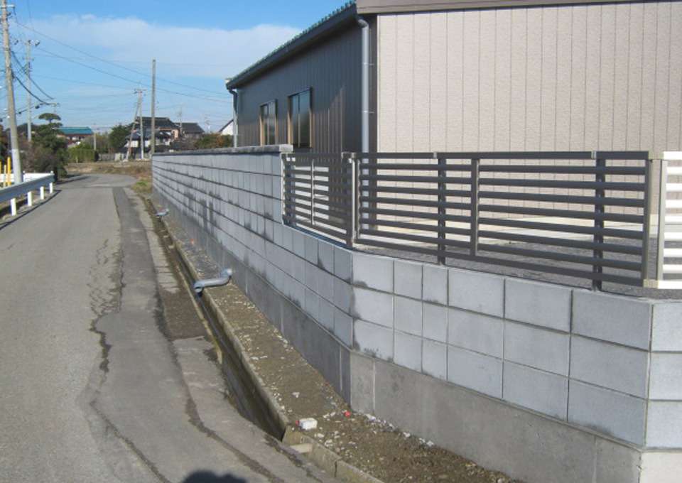 埼玉県 幸手市 外構工事　垣根からブロック塀へリガーデン