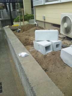 【こだわりの施工ポイント】土留めブロックの内側に、フェンス基礎を設置していきます。