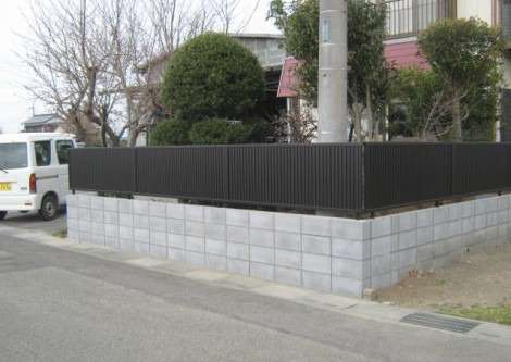 埼玉県 加須市 囲障工事　倒れかけたブロックも目隠しフェンスに早変わり